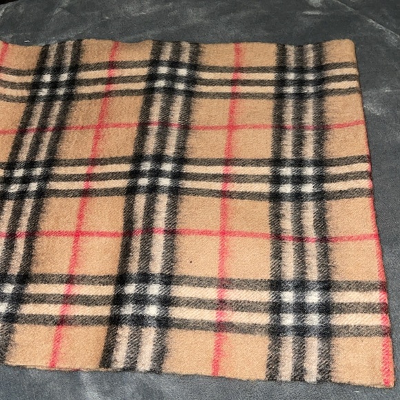 Pre loved Burberry 100% Cashmere pristine condition size 52” X 12” - Picture 6 of 6